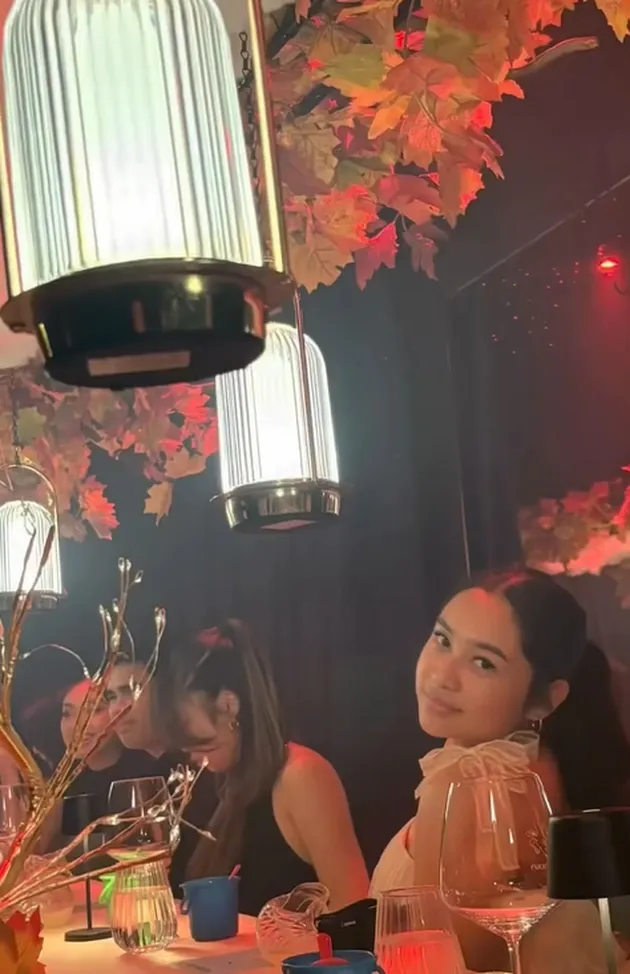 Khirani Trihatmodjo di resto tempat perayaan ultah