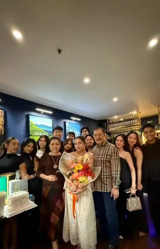 Khirani Trihatmodjo foto bareng undangan ultahnya