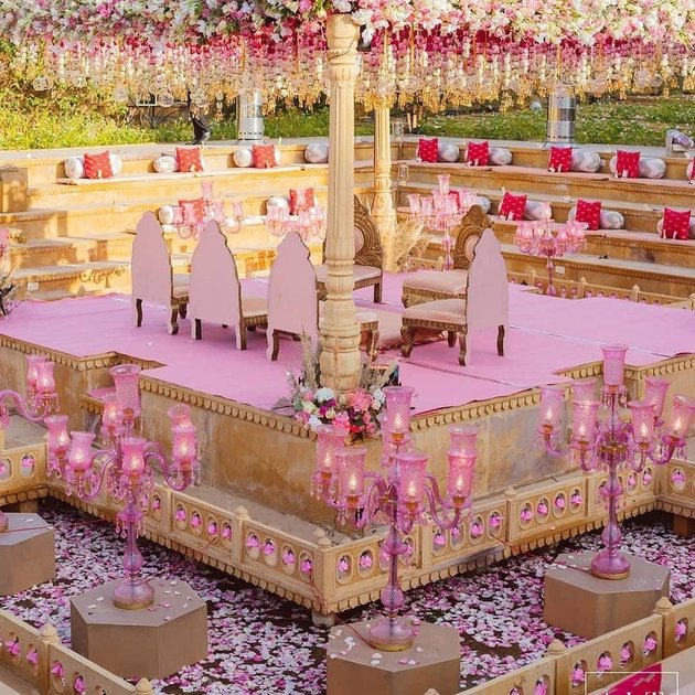 Hari pernikahan Sidharth Malhotra dengan Kiara Advani akhirnya tiba. Mereka menikah di Suryagargh Palace, Rajashtan, India. Pasangan