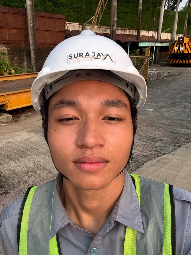 Kiesha Alvaro pakai helm proyek
