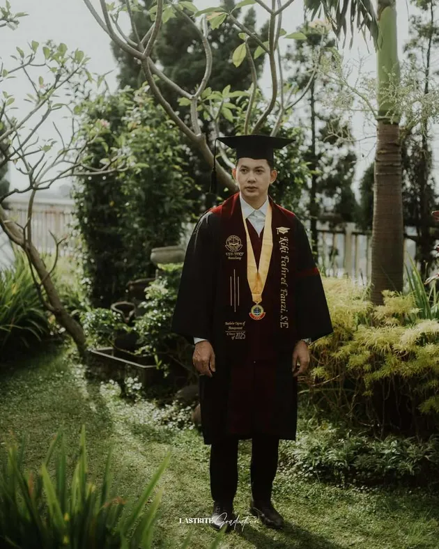 Kiki Farrel kenakan toga