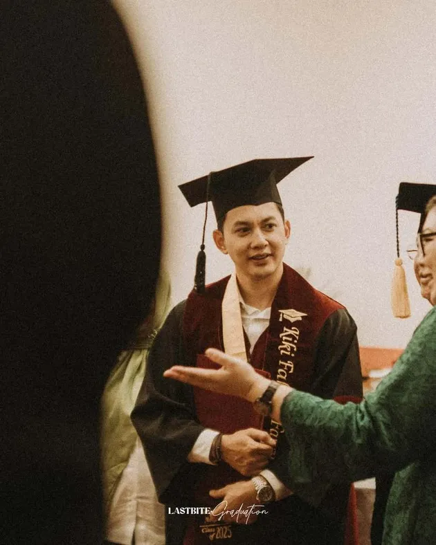 Kiki Farrel persembahkan kelulusannya untuk ibu