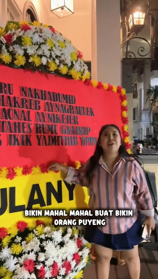 Kiky Saputri dan papan bunga ultah