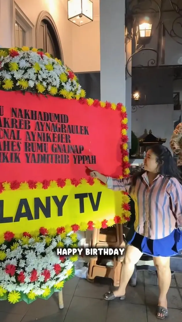 Kiky Saputri dapat papan bunga dari Andre Taulany