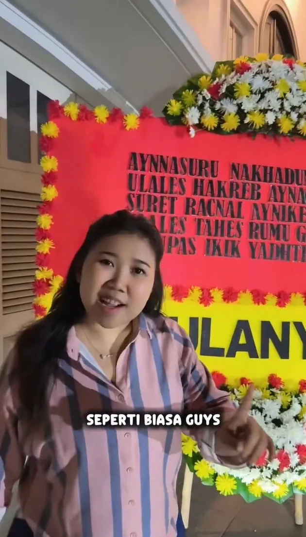 Kiky Saputri dapat karangan bunga