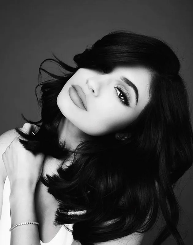 Membuka tahun baru 2017, Kylie Jenner mendapat predikat baru bergengsi dari Forbes sebagai salah satu anggota 30 under 30!