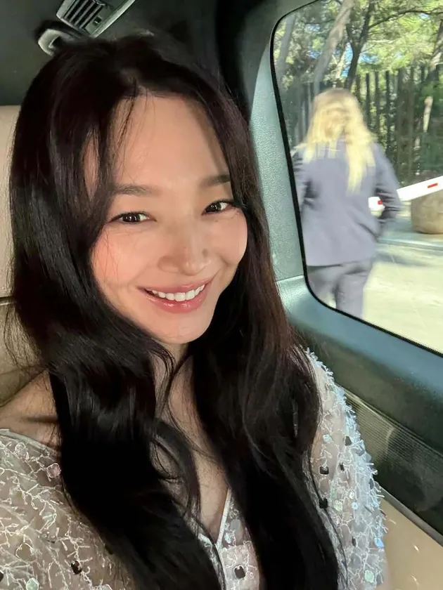 Shin Min Ah tersenyum di dalam mobil