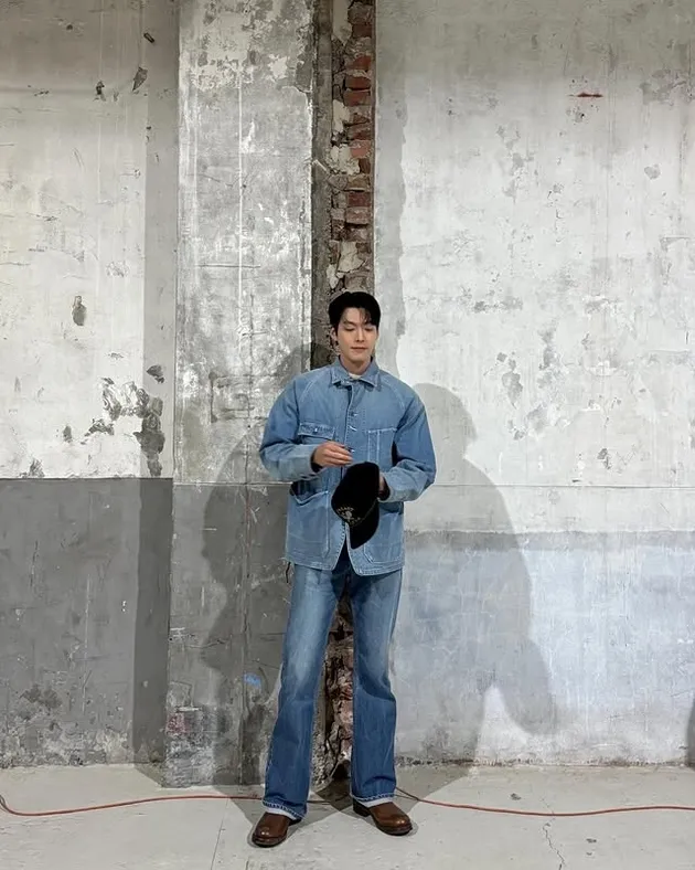 Kim Woo Bin pakai baju denim