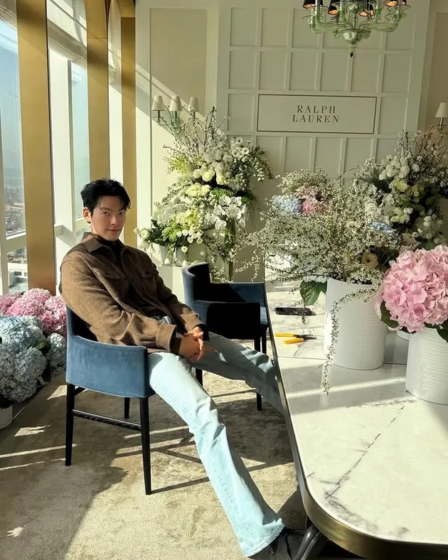 Kim Woo Bin duduk di kursi