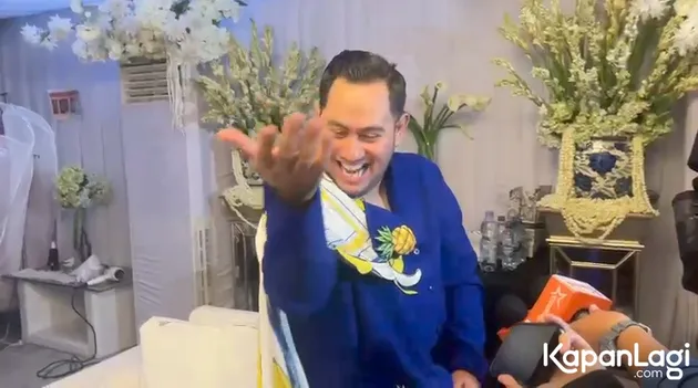 King Nassar berpose menari