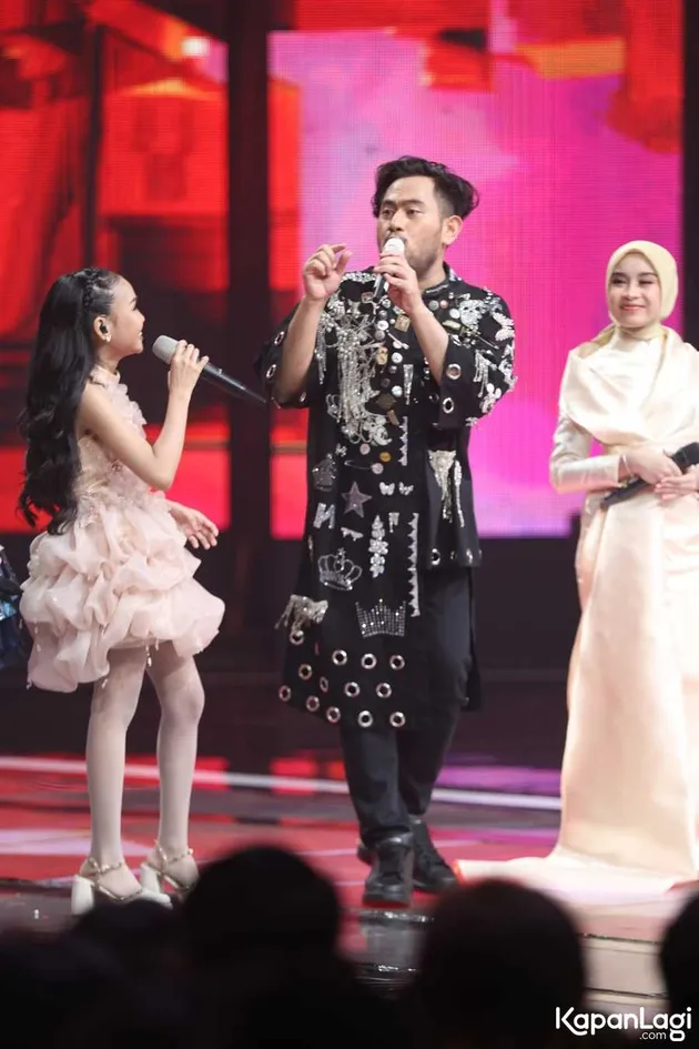 King Nassar pakai baju hitam