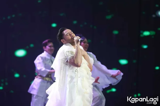 King Nassar manggung pakai baju putih