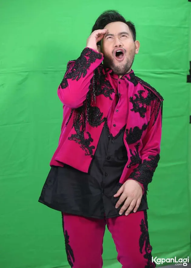 King Nassar pose gemas