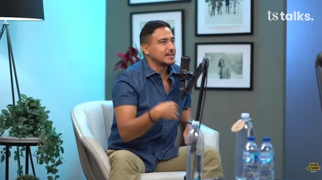 Hamish Daud duduk di kursi