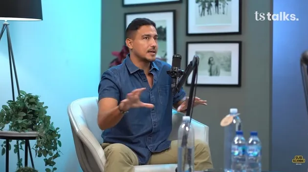 Hamish Daud pakai baju biru