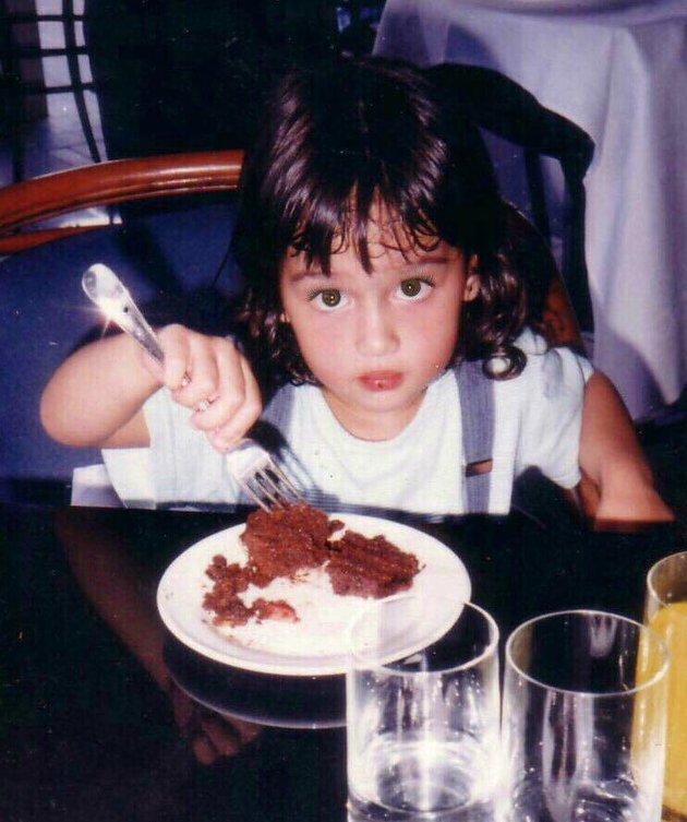 Now Becoming a Successful and Exemplary Artist, 8 Adorable Childhood Photos of Cinta Laura - Herdiana Kiehl: Once Had a Sixth Sense