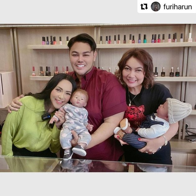 Now Becoming 'Father of 2 Children', 7 Portraits of Ivan Gunawan Taking Care of Miracle and Marvel - The Happiness of Having Real Children