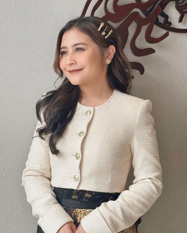 Now a Lecturer, Here are 8 Photos of Prilly Latuconsina who Admits to Being Happy to Receive her First Salary - Very Happy Checking Student Assignments