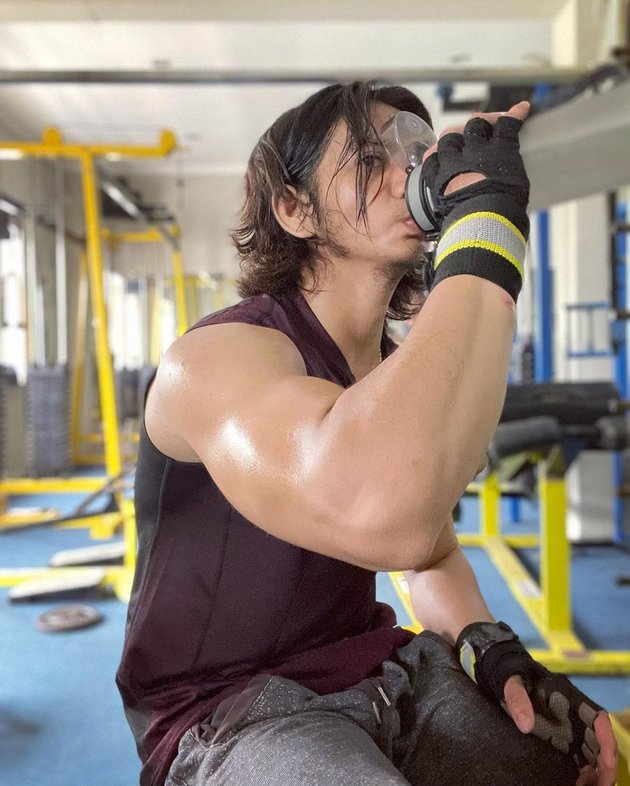Now a Young Widower, Here are 11 Photos of Rizki DA with his Long Hair - Muscular and Well-built Body