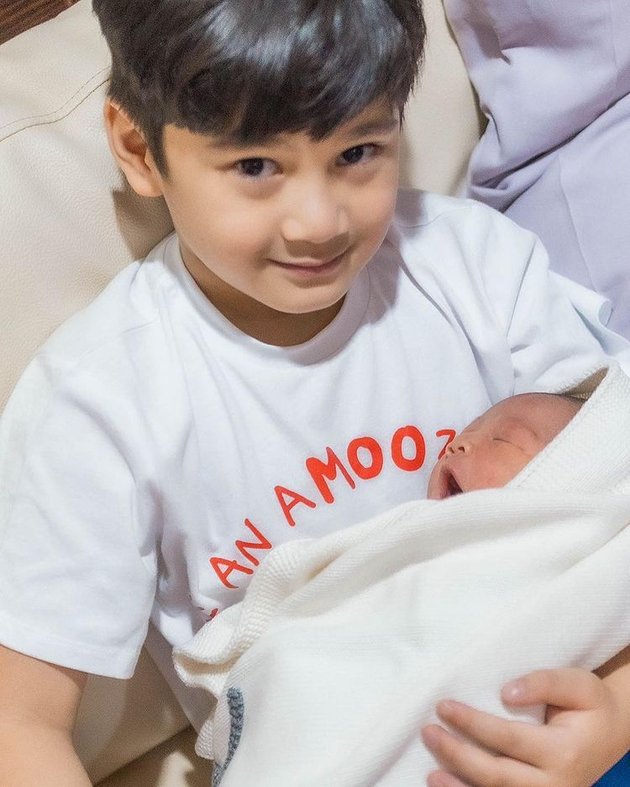 Rafathar terlihat bahagia menyambut kelahiran sang adik kecil, Rayyanza Malik Ahmad ke dunia.
