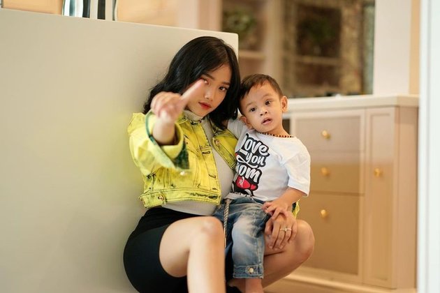 Now Becomes a Young 'Mom', 8 Latest Pictures of Fuji, the Late Vanessa Angel's Sister-in-Law, Taking Care of Baby Gala, Netizens: The Real Rich Aunty!