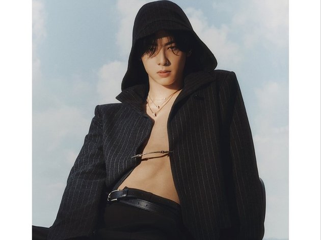 Now Showing Off Muscles! Check Out 10 Photos of Cha Eunwoo ASTRO in the Latest W Korea Photoshoot