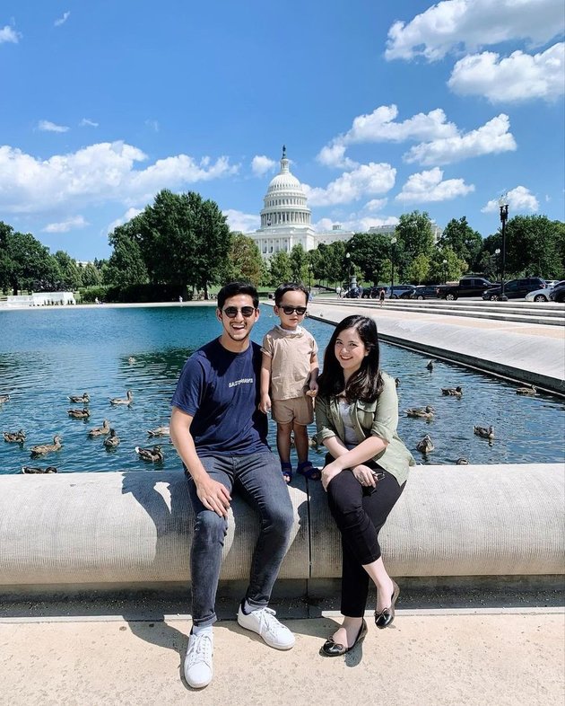 Bersama Tasya Kamila dan putranya, Arrasya, Randi Bachtiar kini disibukkan dengan aktivitas barunya yaitu melanjutkan studi di Columbia University, New York.