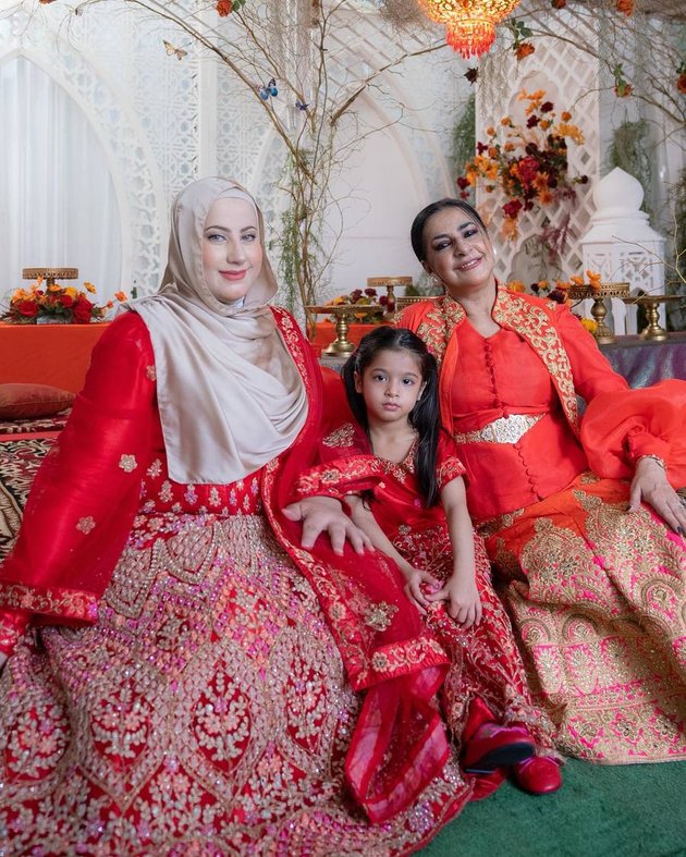 Now Getting Along After a Dispute, Tasyi and Tasya Farasya's Twin Portrait Celebrating Eid al-Fitr with Mama Ala - Wearing Matching Red Clothes