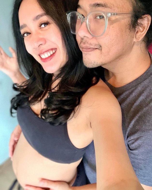 Now Pregnant, Peek at 9 Pictures of Dea Ananda Getting Closer with Her Husband - Sticking Like Stamps