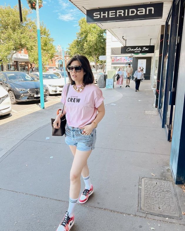 Now Living in Australia, Peek at 15 Beautiful Photos of Carissa Putri who is Getting Prettier and Fond of Wearing Hotpants - Confidently Showing Off Her Long and Smooth Legs