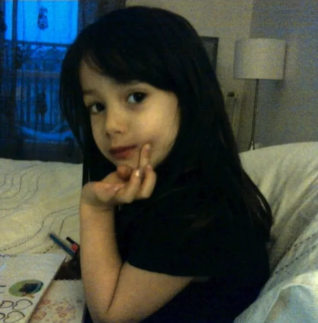 Kirana pakai baju hitam