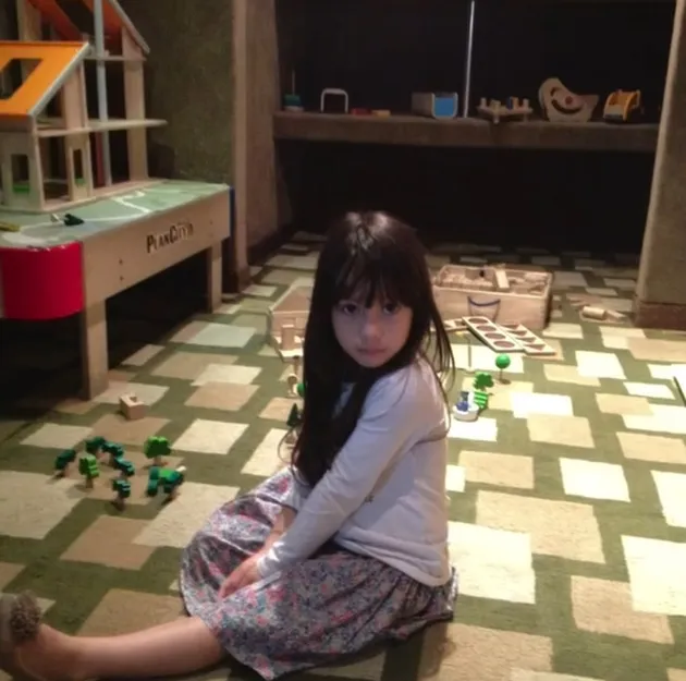 Kirana duduk di lantai