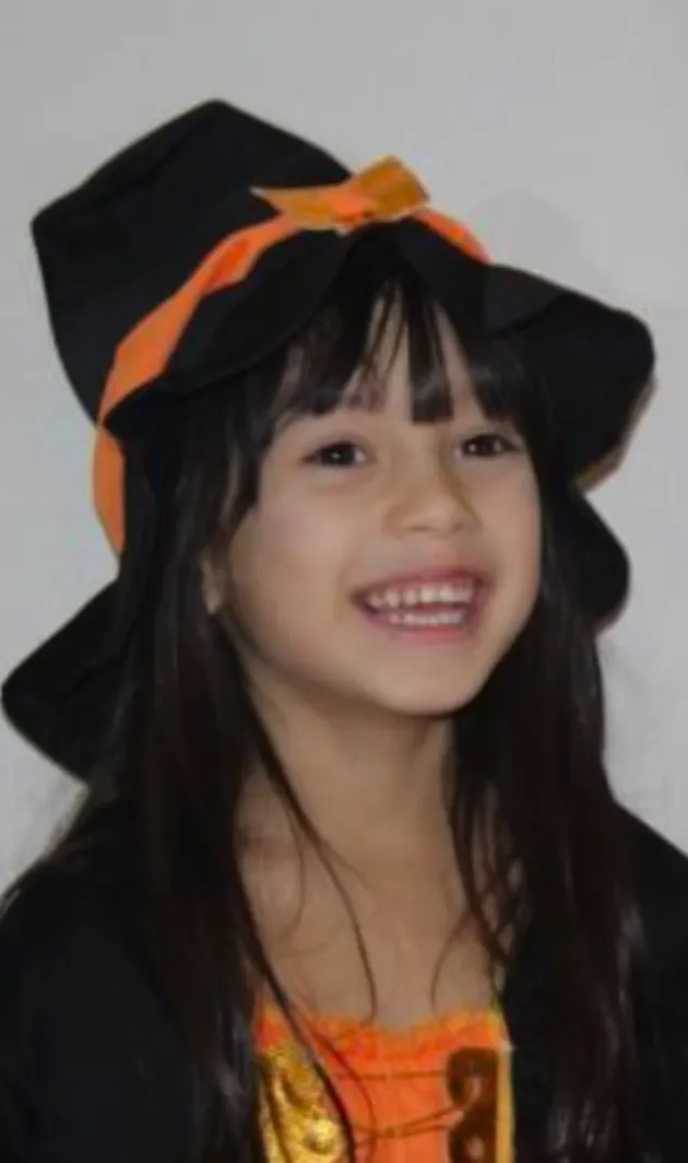 Kirana pakai kostum halloween