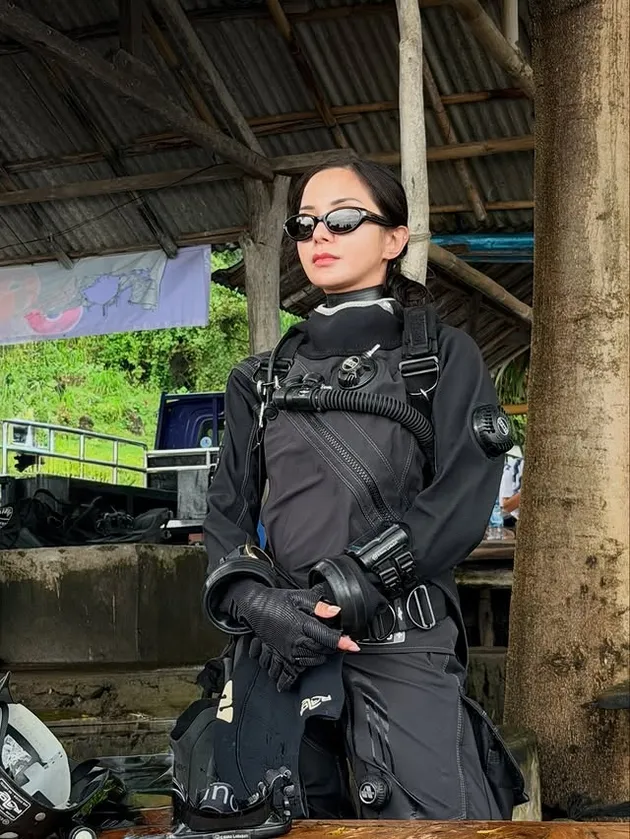 Kirana Larasati pakai baju menyelam