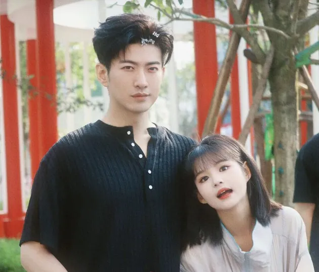 Yu Long dan Yang Mie Mie dari Rekan Drama ke Pertunangan