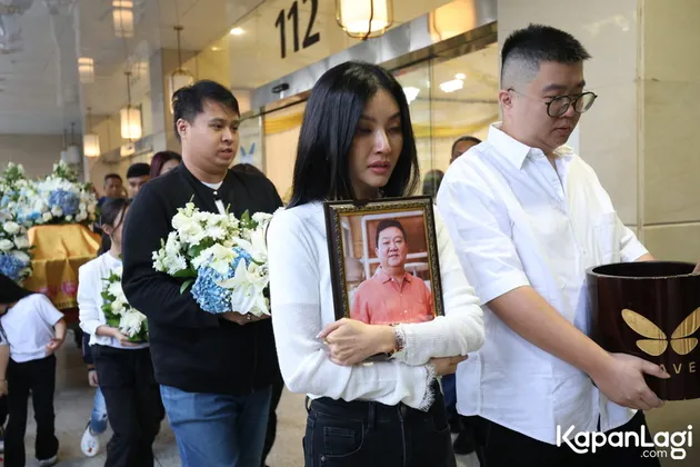 Kisah Pilu di Balik Jas Terakhir Ayah Sarwendah