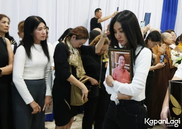 Kisah Pilu di Balik Jas Terakhir Ayah Sarwendah