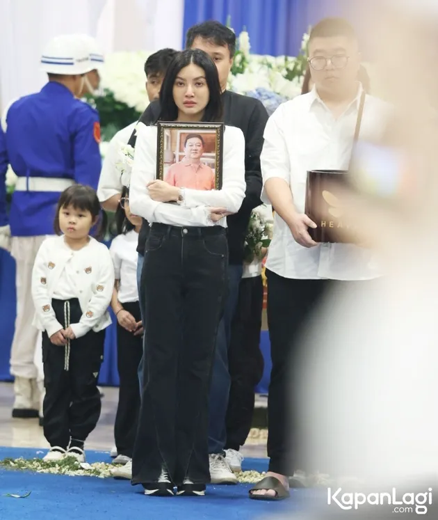 Kisah Pilu di Balik Jas Terakhir Ayah Sarwendah