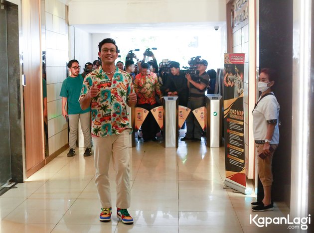 Dispute with Verny Hasan Not Over, 8 Photos of Denny Sumargo Returning to Jakarta Metro Police to Undergo Examination