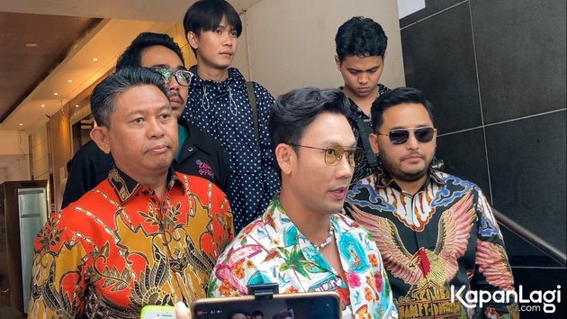 Dispute with Verny Hasan Not Over, 8 Photos of Denny Sumargo Returning to Jakarta Metro Police to Undergo Examination