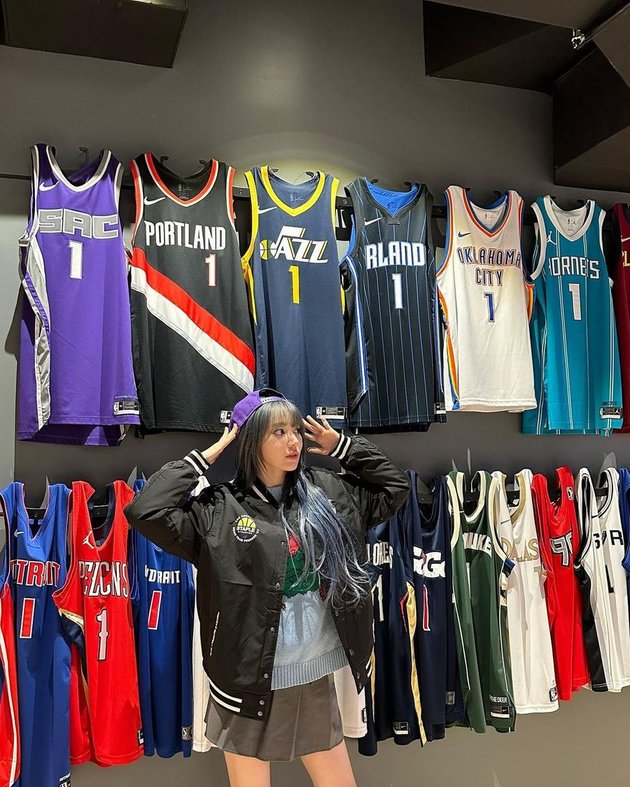 Collaboration with the American Basketball League, Check out 8 Photos of LE SSERAFIM Members Having Fun Watching Basketball Together - Showing Off Jerseys