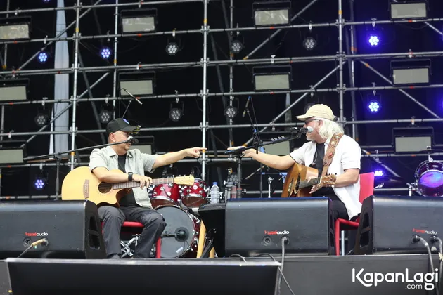 Kolaborasi Iwan Fals dan Ebiet G. Ade