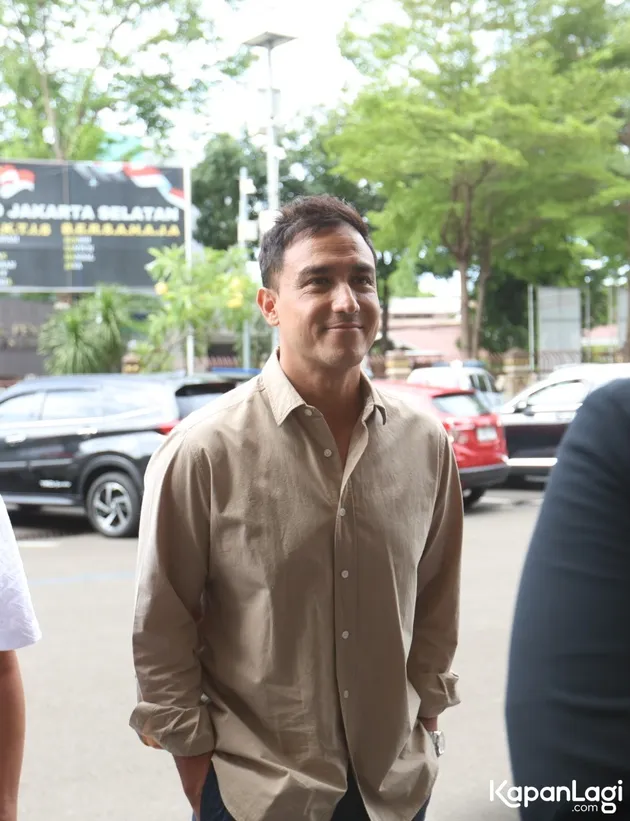 Hamish Daud Pakai Kemeja Krem