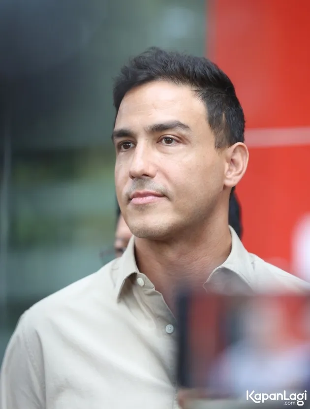 Hamish Daud Tampak Samping