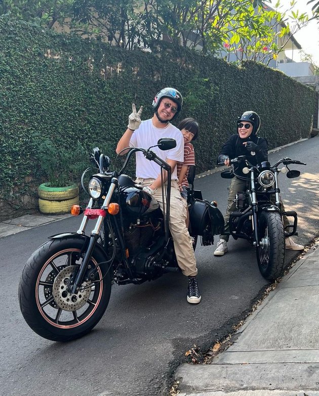 Solid, 8 Photos of Omesh Riding a Big Motorcycle with His Wife - Already a Hobby Since Pregnancy