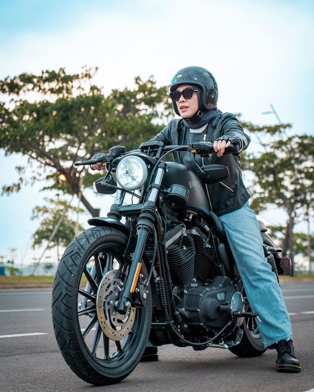 Solid, 8 Photos of Omesh Riding a Big Motorcycle with His Wife - Already a Hobby Since Pregnancy