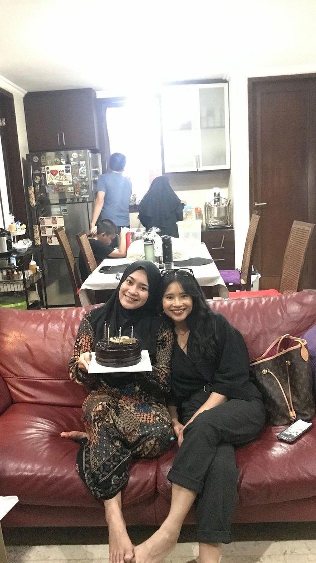 Super Compact, 8 Photos of Ikke Nurjanah & Siti Adira like Sisters - Hang Out and Watch Concert Together