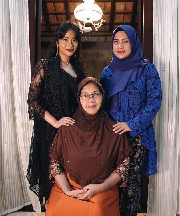Super Compact, 8 Photos of Ikke Nurjanah & Siti Adira like Sisters - Hang Out and Watch Concert Together