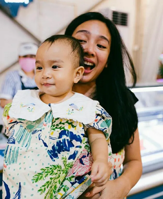 Dea Ananda Ajak Baby Sanne Nontonin Ariel Nidji Manggung