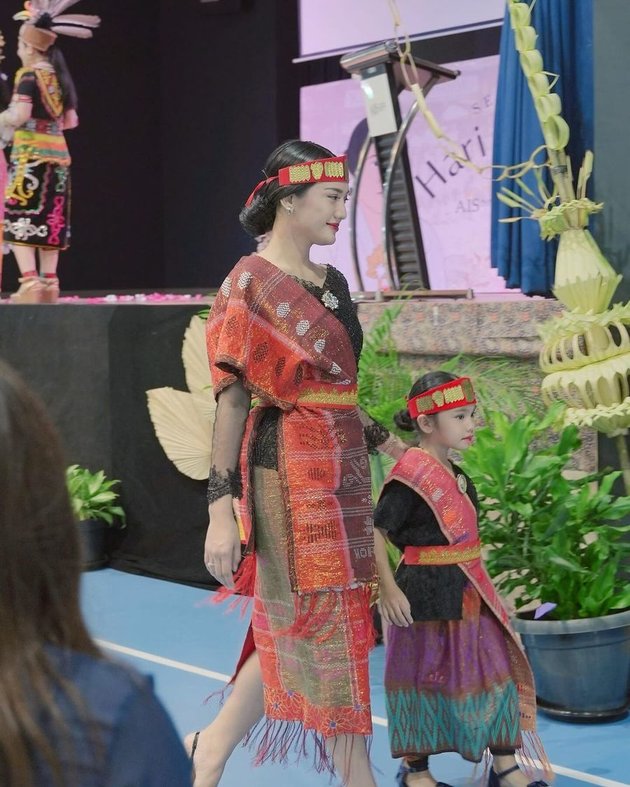 Wearing Traditional Clothes Together, Here are 10 Photos of Anissa Aziza and Her Child Joining the Fashion Show on Kartini Day at School